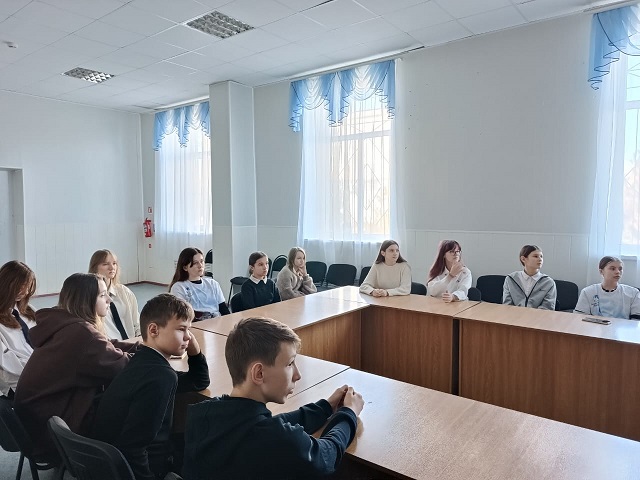 Волонтёры Победы представили документальный Всероссийский видеожурнал «Эпоха Героев», созданный при поддержке Президентского фонда культурных инициатив для семиклассников РСШ №2